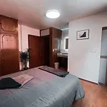 Central & Cozy Studio With Rooftop View 1