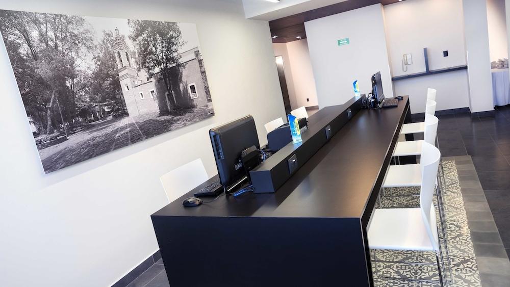 Hotel Express By Marriott Ciudad De Patio Universidad 4*