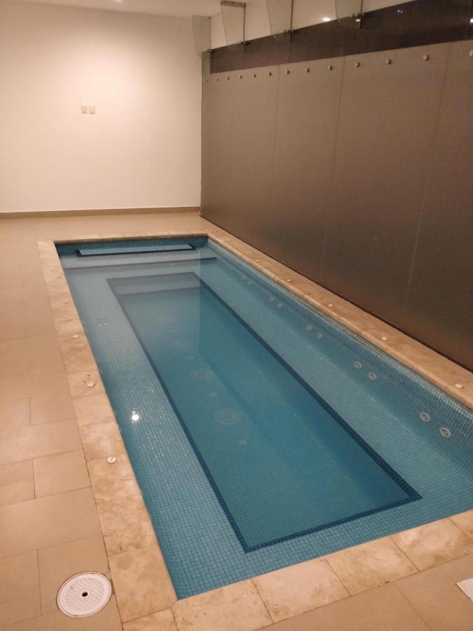 Beautiful Hi-rise, King Size, Hs Wi-fi, Pool, Gym Apartment *