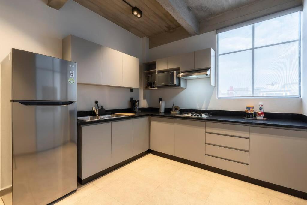 P502 Rooftop Views 33drm 2bath Ac *