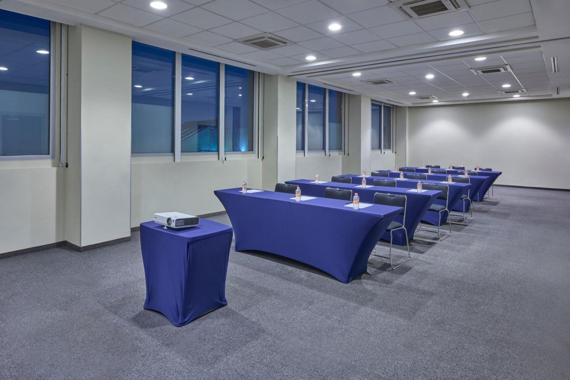 Express By Marriott Ciudad De Patio Universidad Hotel 4*