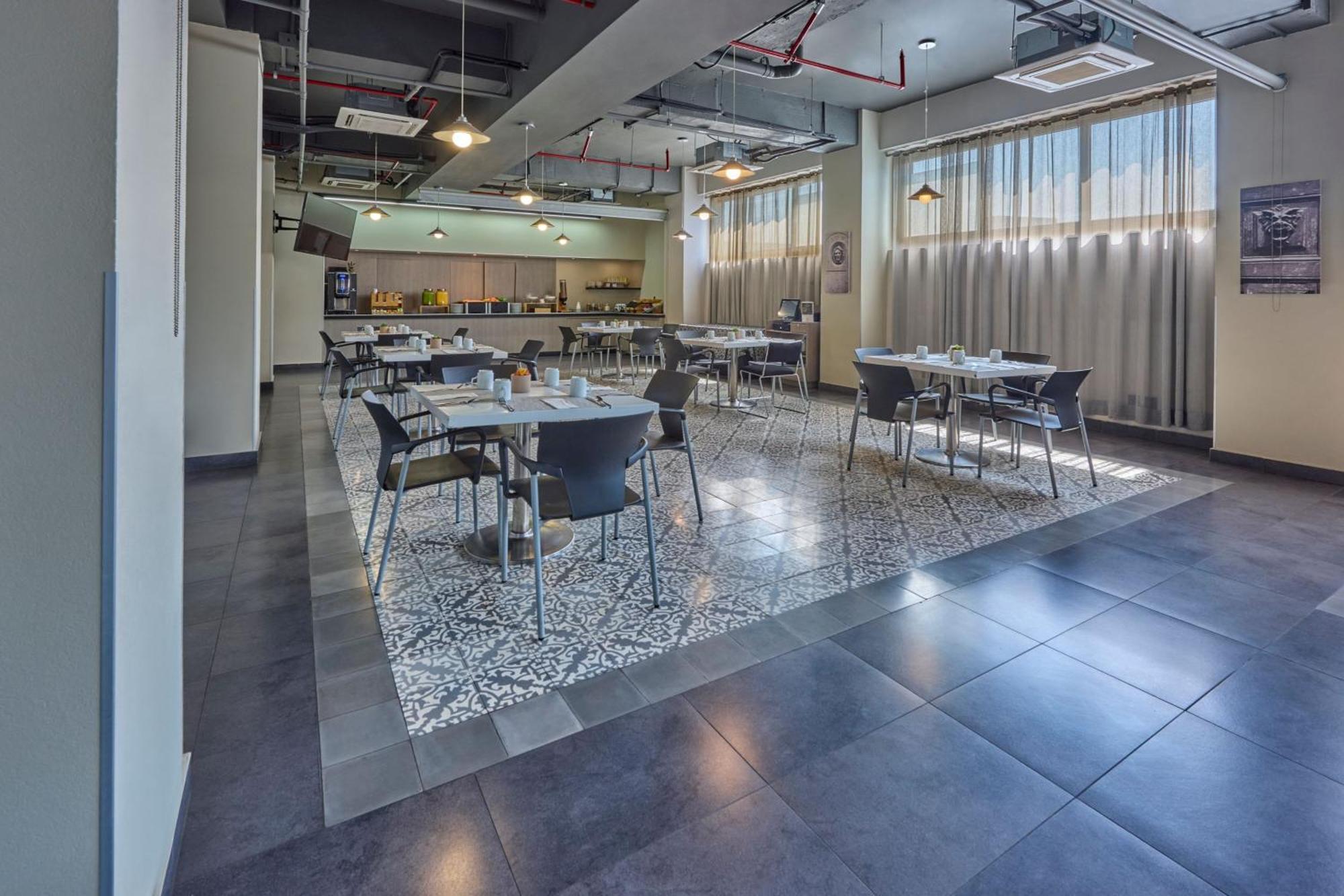 Express By Marriott Ciudad De Patio Universidad Hotel 4*