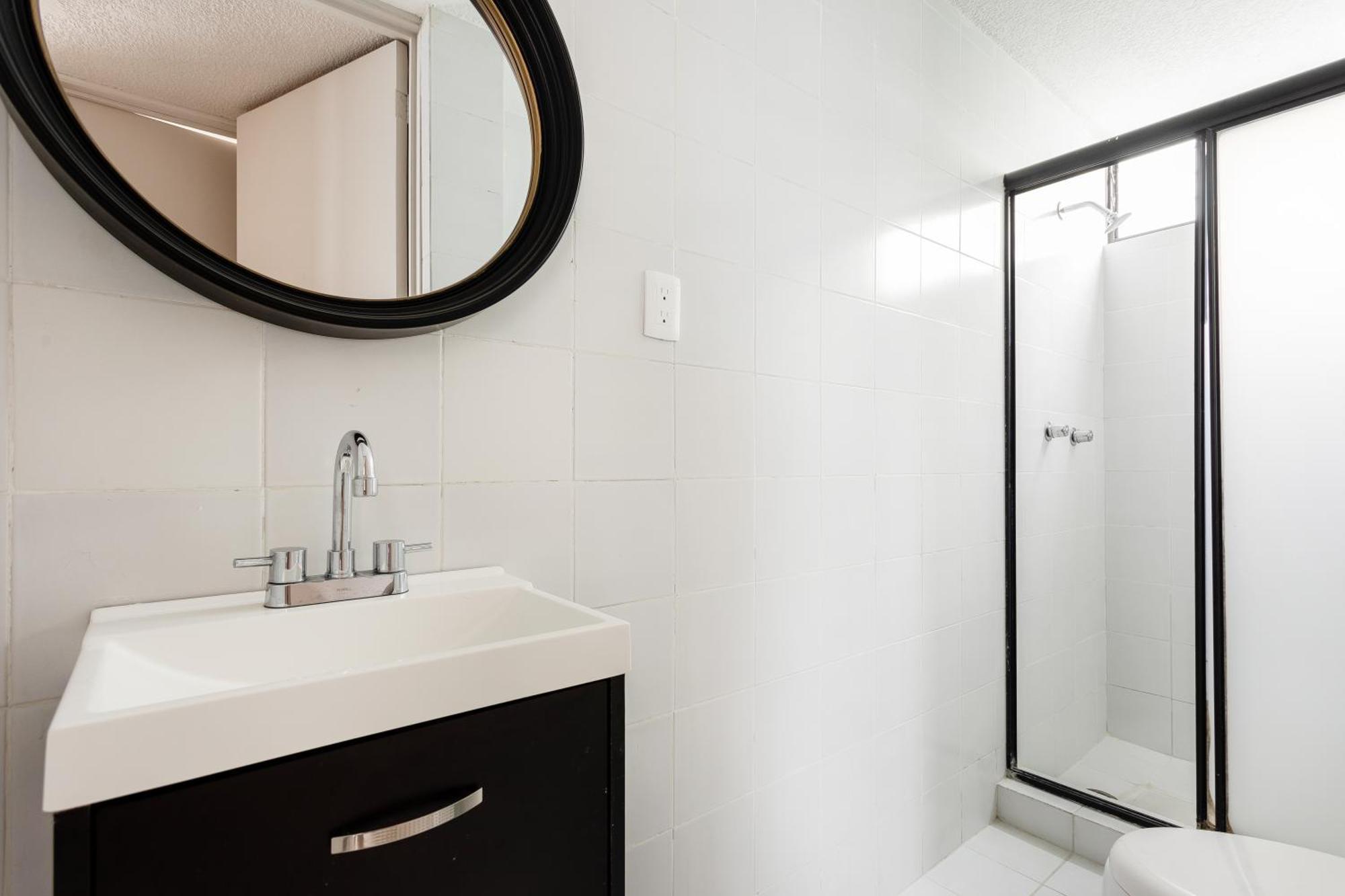 Modern 2br In Roma - Sleeps 6- Parking- Fast Wifi