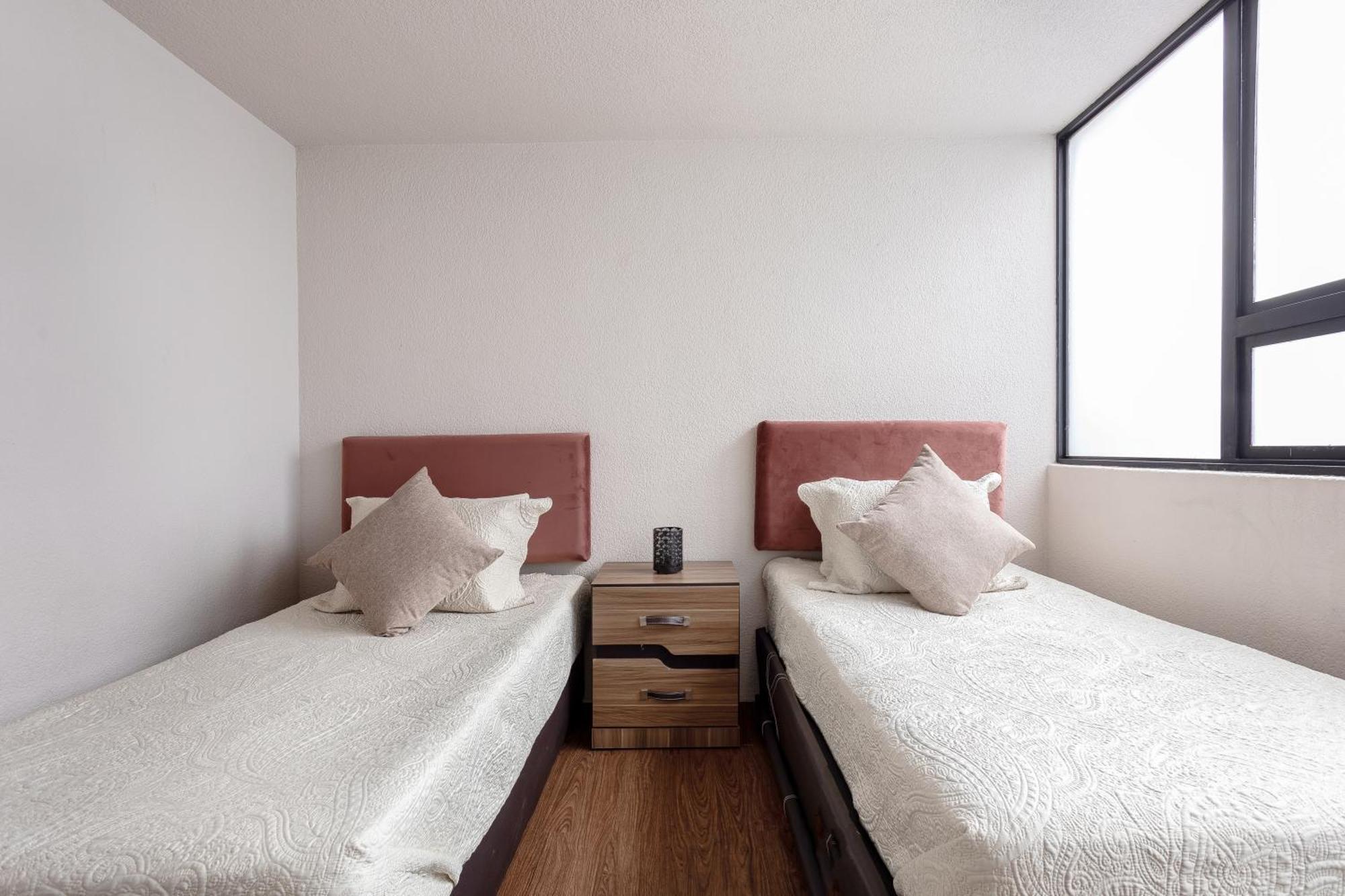 Apartment Modern 2br In Roma - Sleeps 6- Parking- Fast Wifi