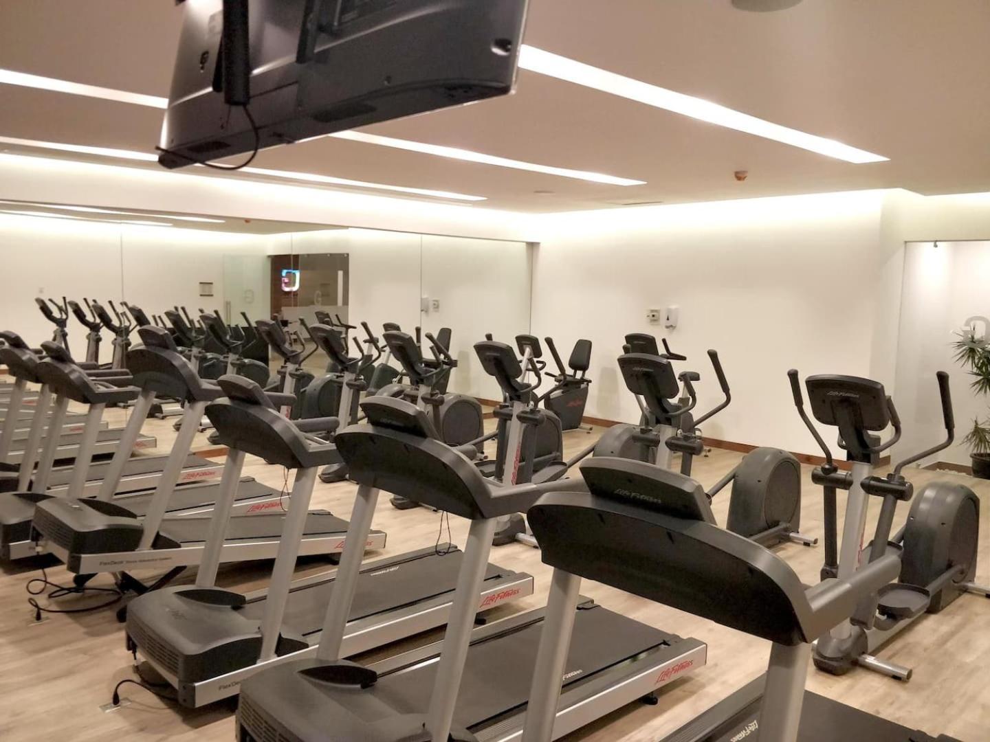Two Beautiful 1 Bedroom Apts, 2 Floors Hs Wifi! Apartamento