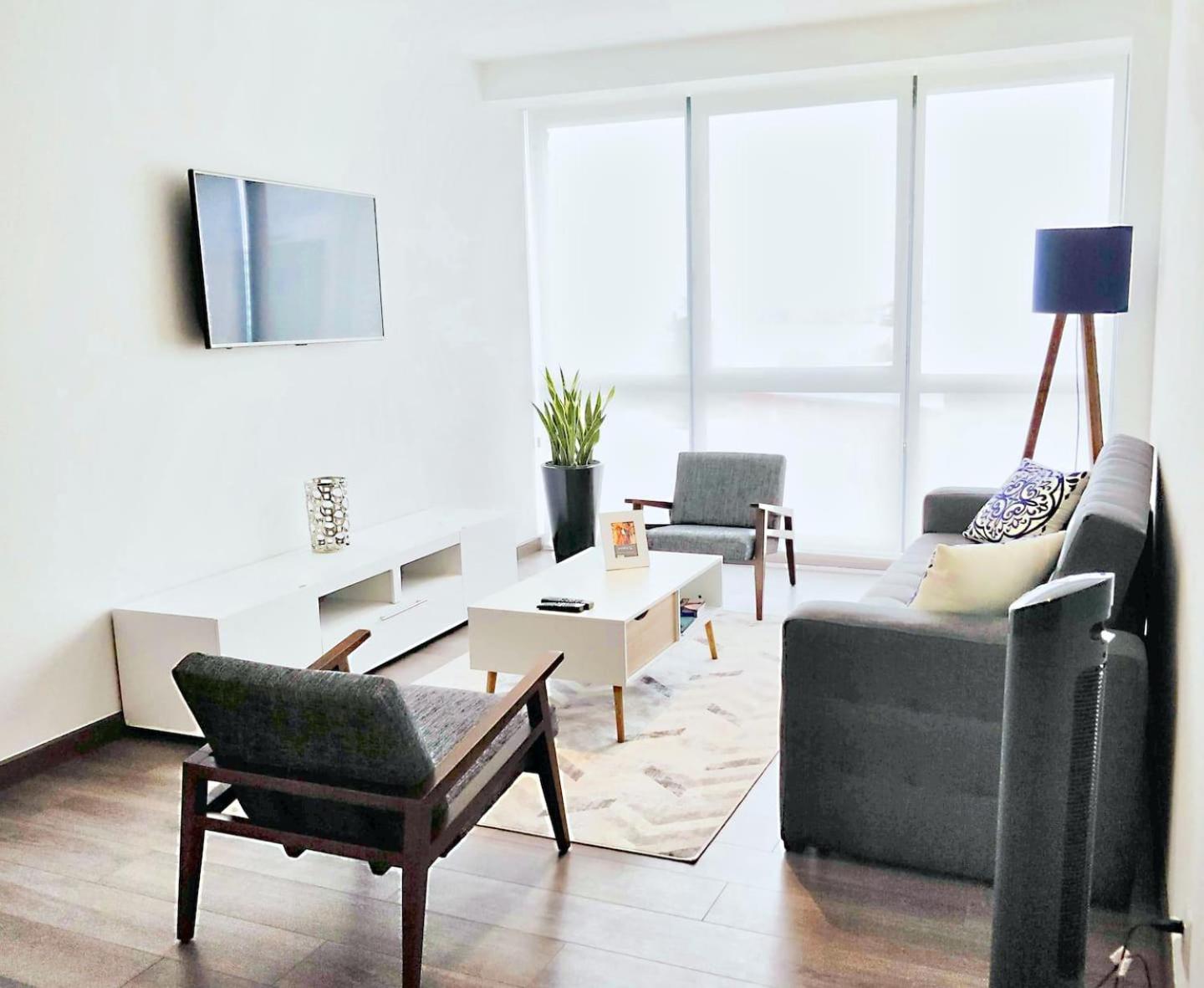 Two Beautiful 1 Bedroom Apts, 2 Floors Hs Wifi!