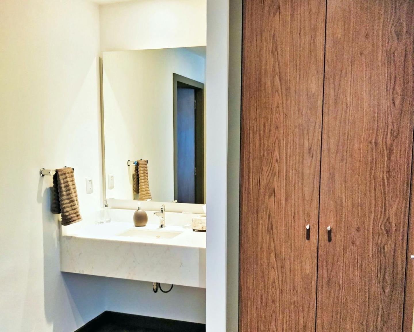 Two Beautiful 1 Bedroom Apts, 2 Floors Hs Wifi! Apartamento