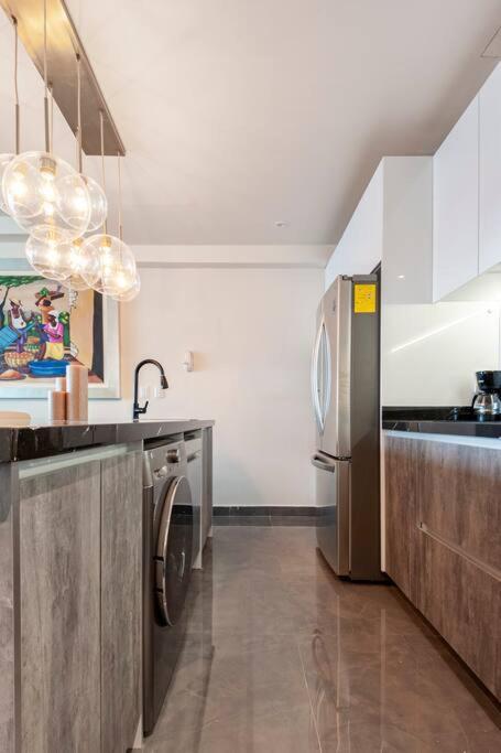 Luxury With Incredible Amenities Apartment *