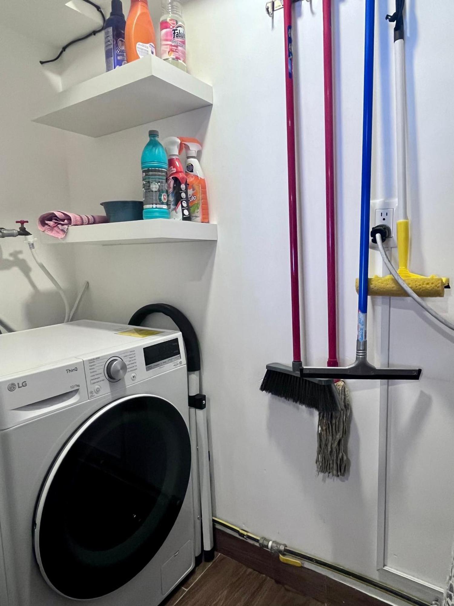 I811 - 1br - 1bth Apartment *