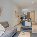 Cozy Apartment With Private Balcony, Pool, And Gym - Kansas 511