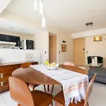 C201 - 2Br - 2Bth