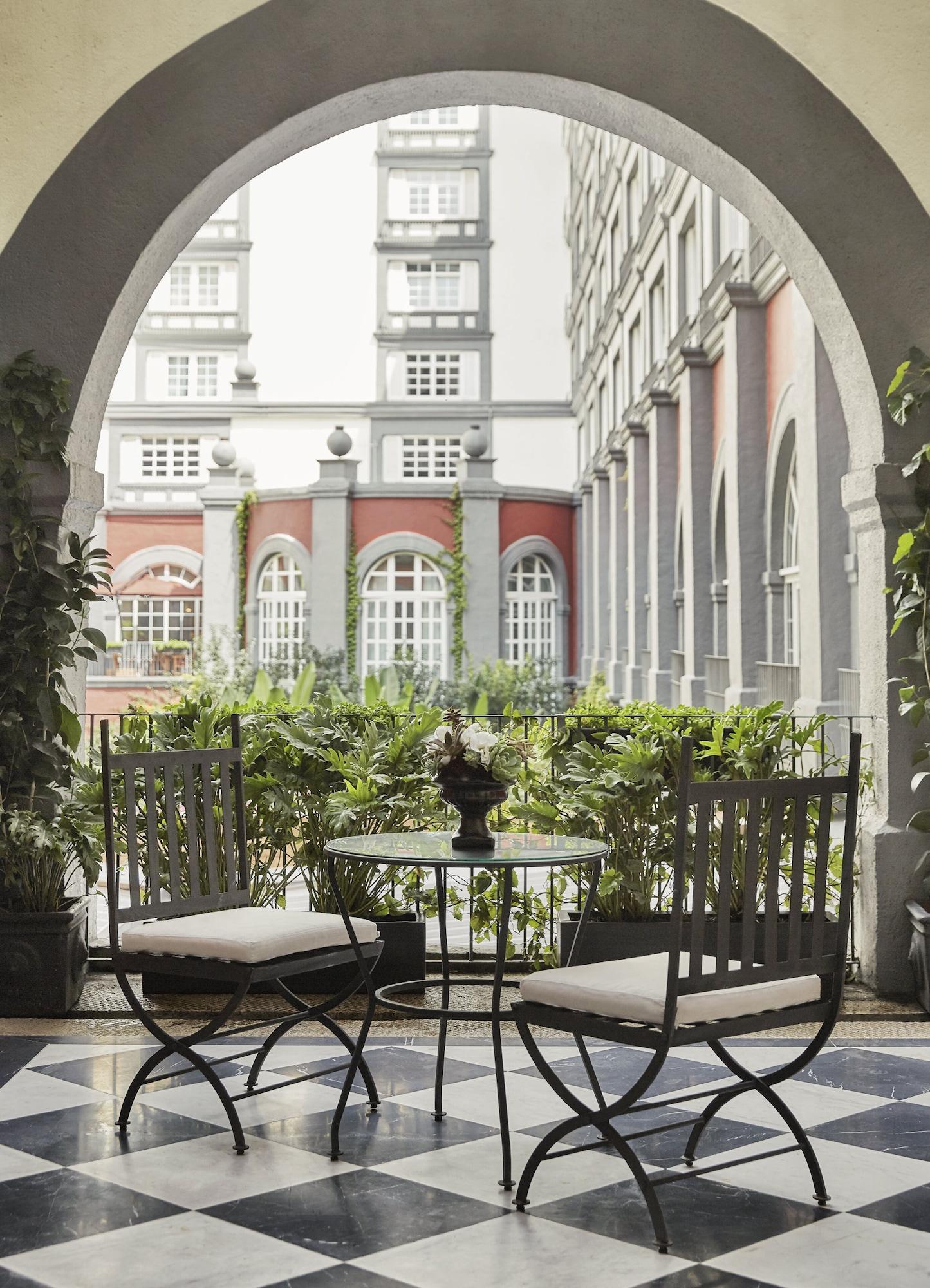 Four Seasons Hotel