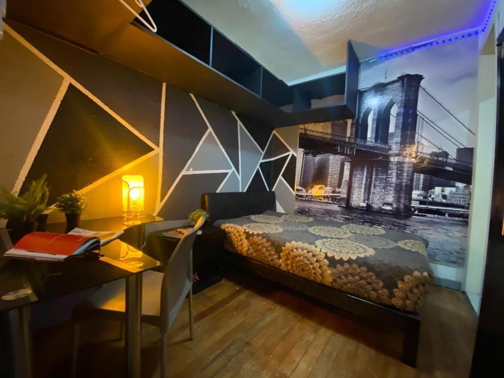 Roomies Condesa Hostel *