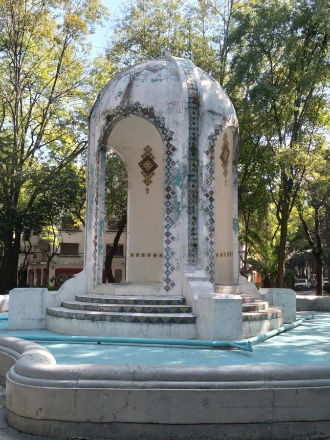 Charming Sunny Bedroom Overlooking Beautiful Amsterdam Avenue In Condesa Area Mexico City