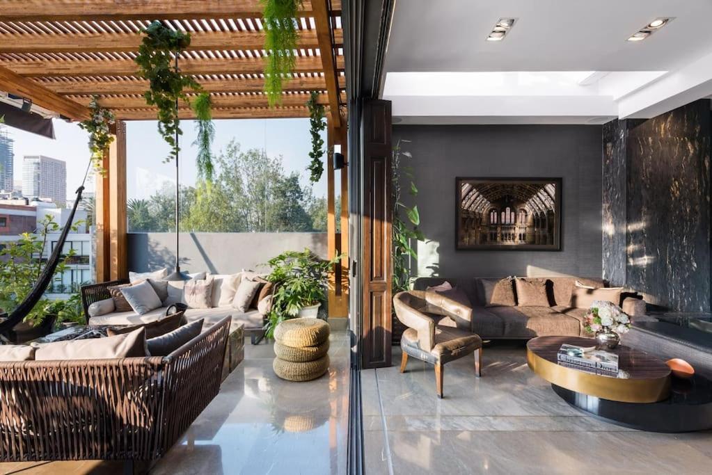 Luxurious Penthouse Oasis *