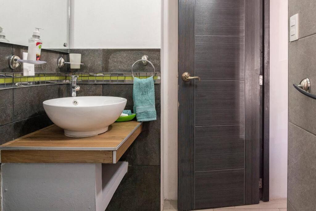 Lui Confortable Moderna Con Bano Privado