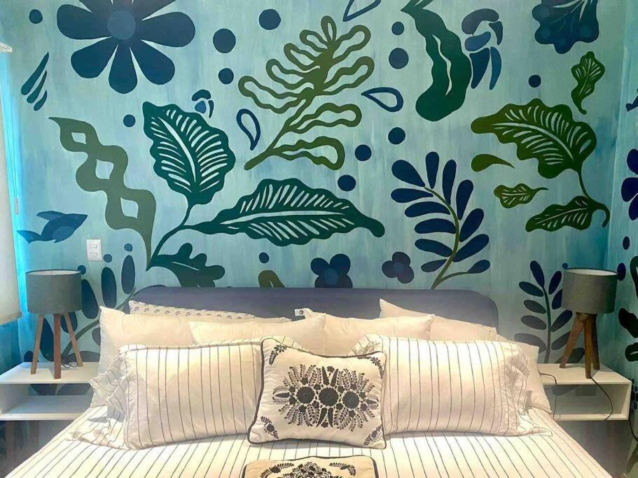 Holiday home Luxurious Mid Century Modern Folk Art