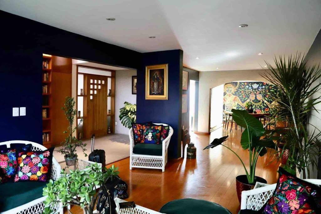 Luxurious Mid Century Modern Folk Art Holiday home *