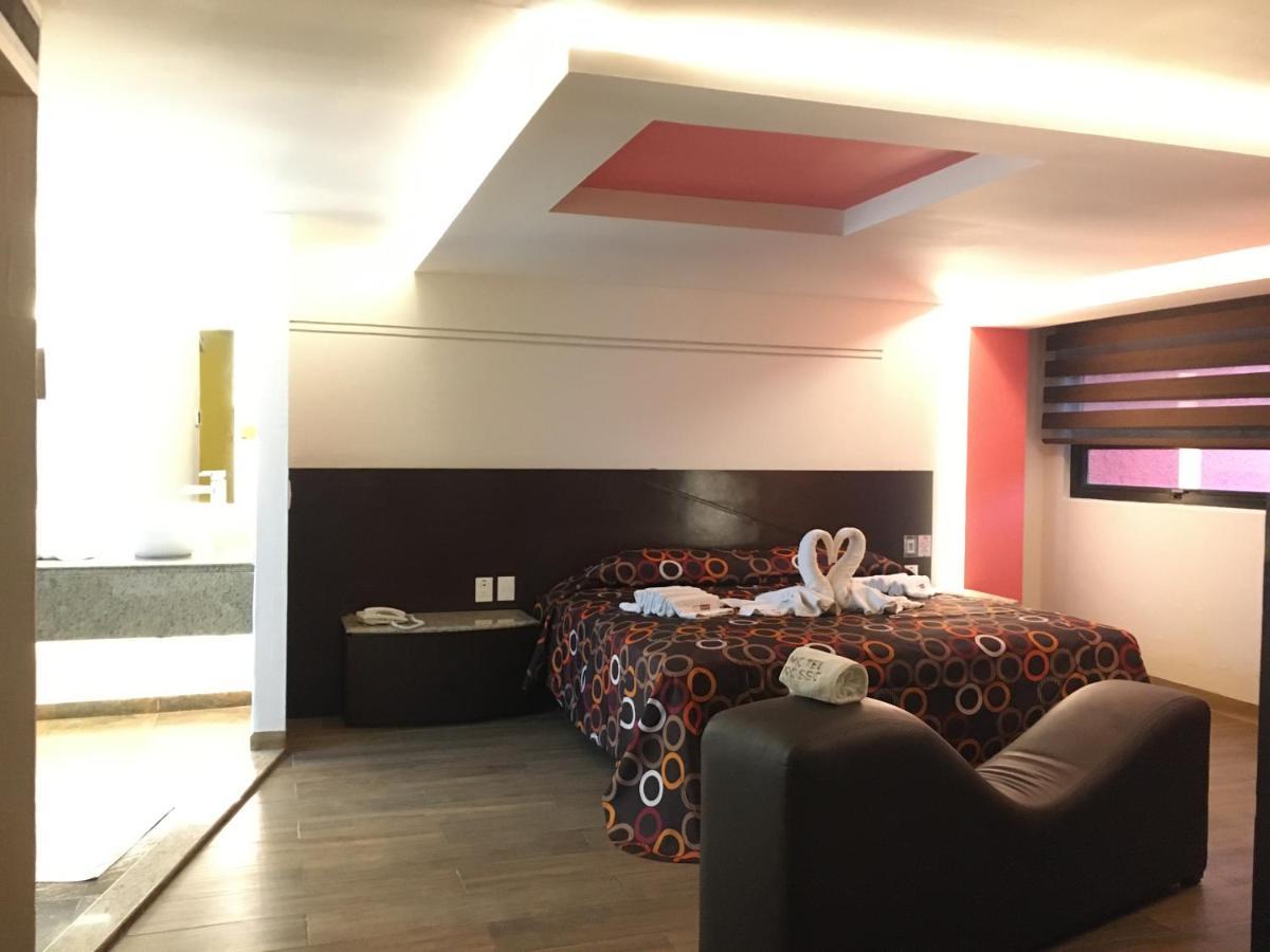 Auto Rosso Love hotel Mexico City