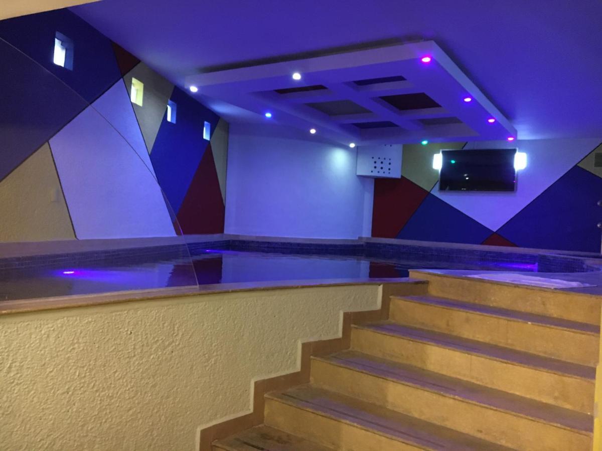 Love hotel Auto Rosso Mexico City