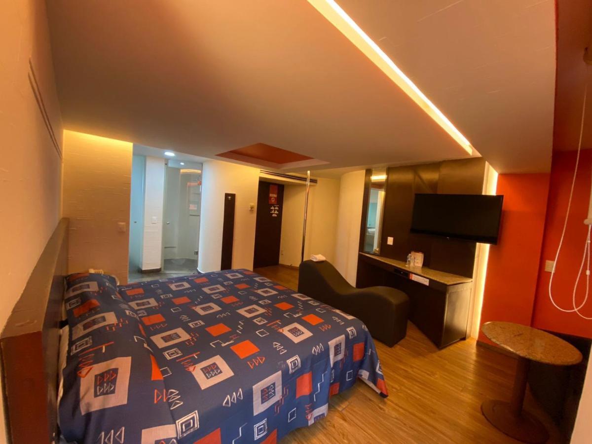 Love hotel Auto Rosso *