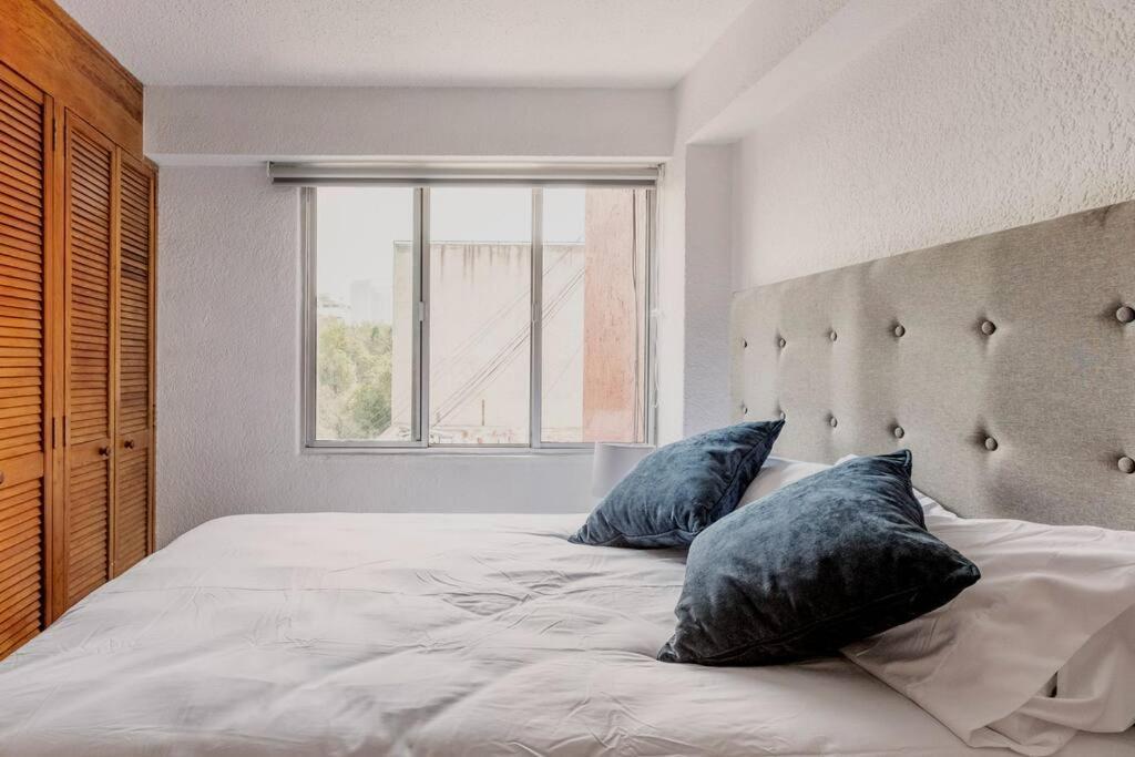 Big & Comfy, King And Queen-size Beds, And Parking Lot *