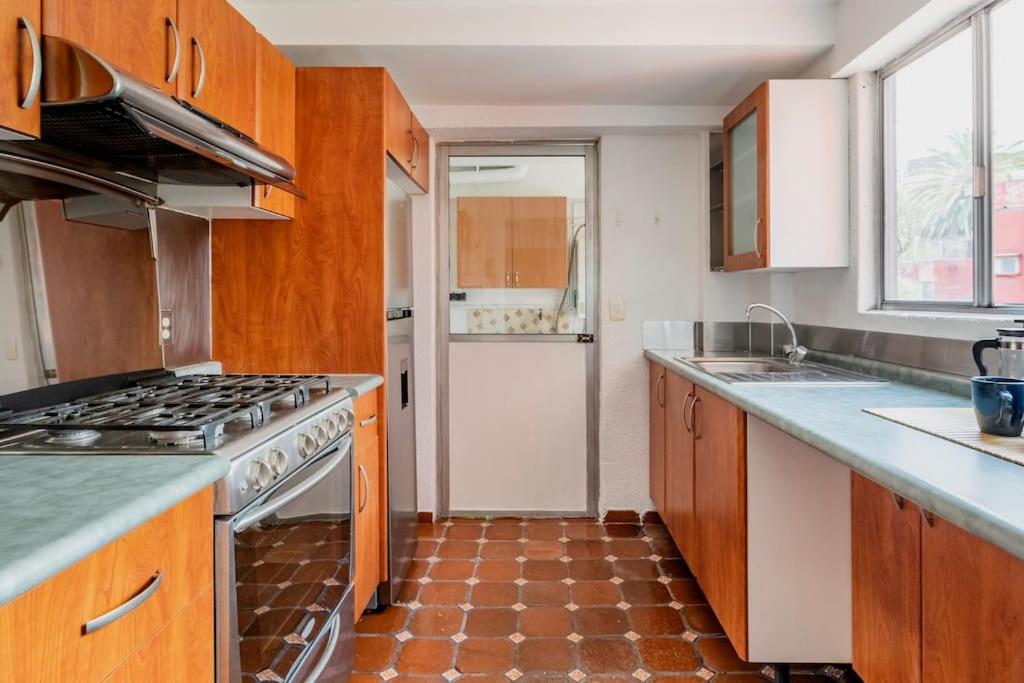 Big & Comfy, King And Queen-size Beds, And Parking Lot Apartamento