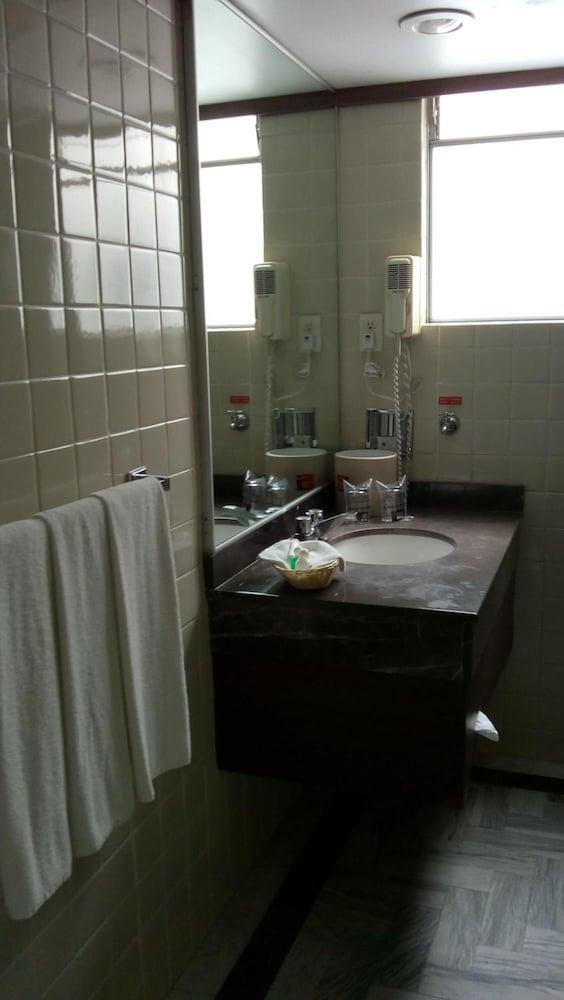 Hotel Segovia Regency