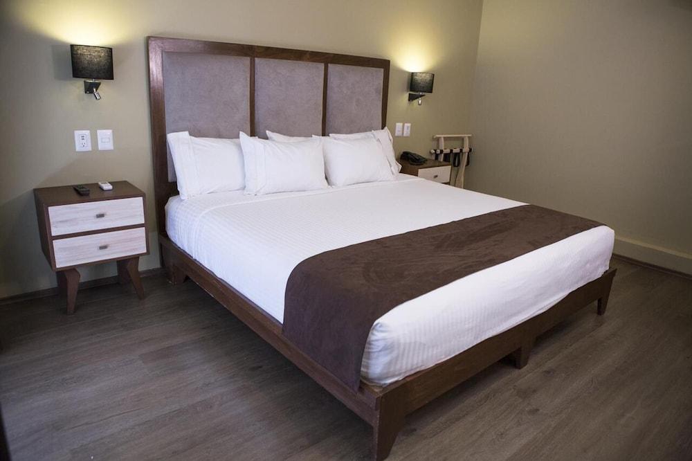 Suites Lerma Hotel 2*