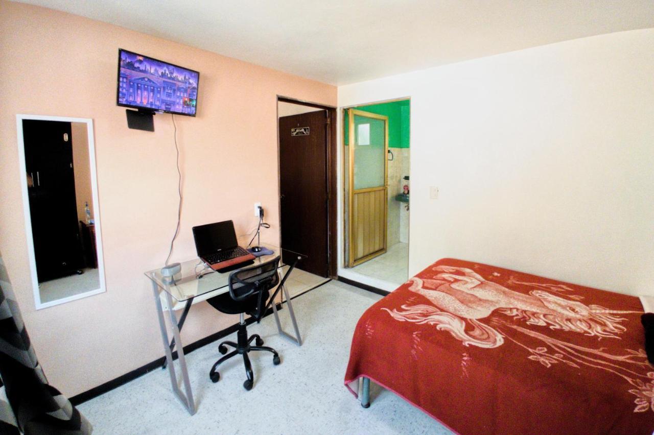 Bedroom At 5 Min Mexico Airport T1 & T2 Habitación en casa particular México DF