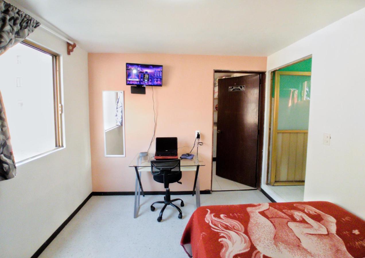 Bedroom At 5 Min Mexico Airport T1 & T2 Habitación en casa particular