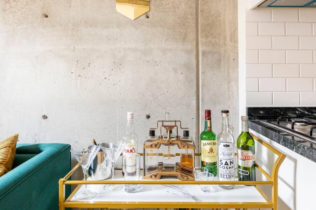 A Hip Modern Gem In El Centro! Apartment