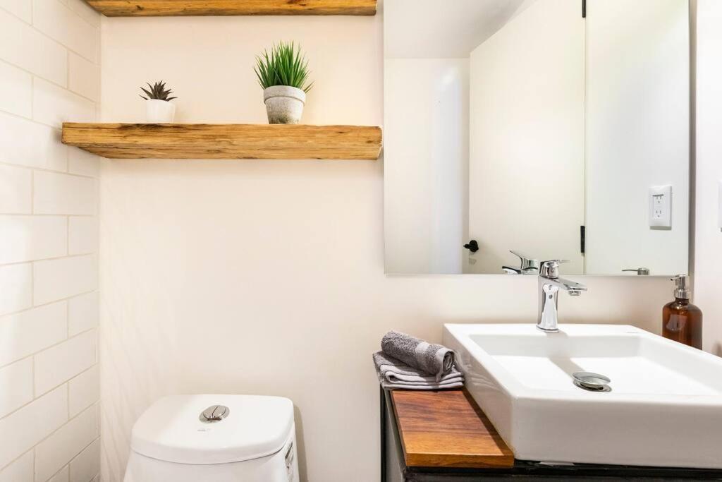 A Hip Modern Gem In El Centro!