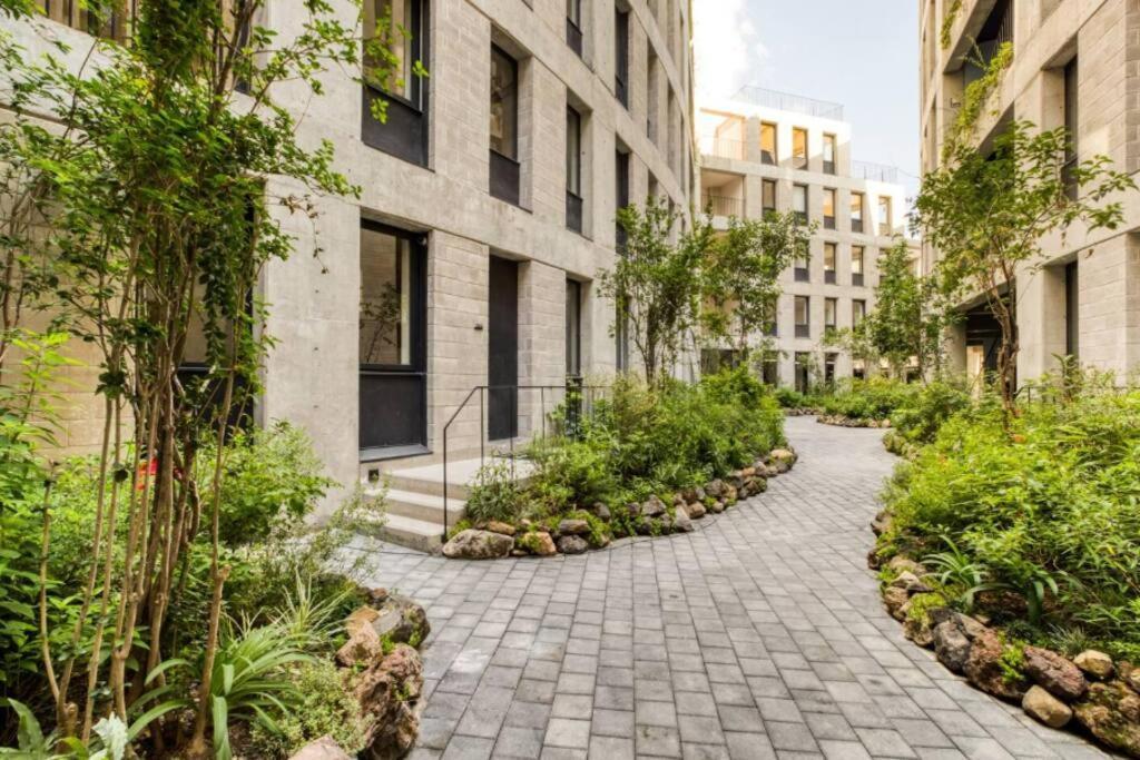 A Hip Modern Gem In El Centro!