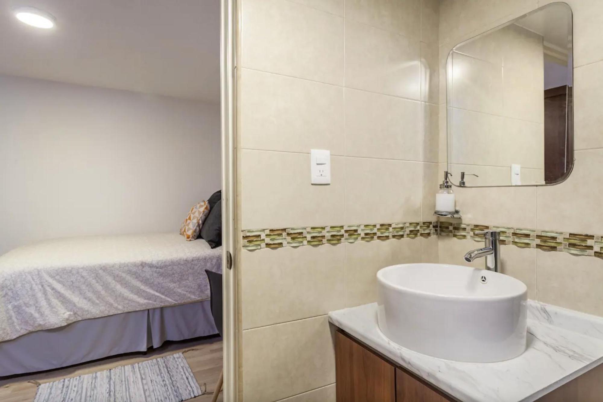 Homestay Bedroom With Private Bathroom In Roma Norte In Mexico City