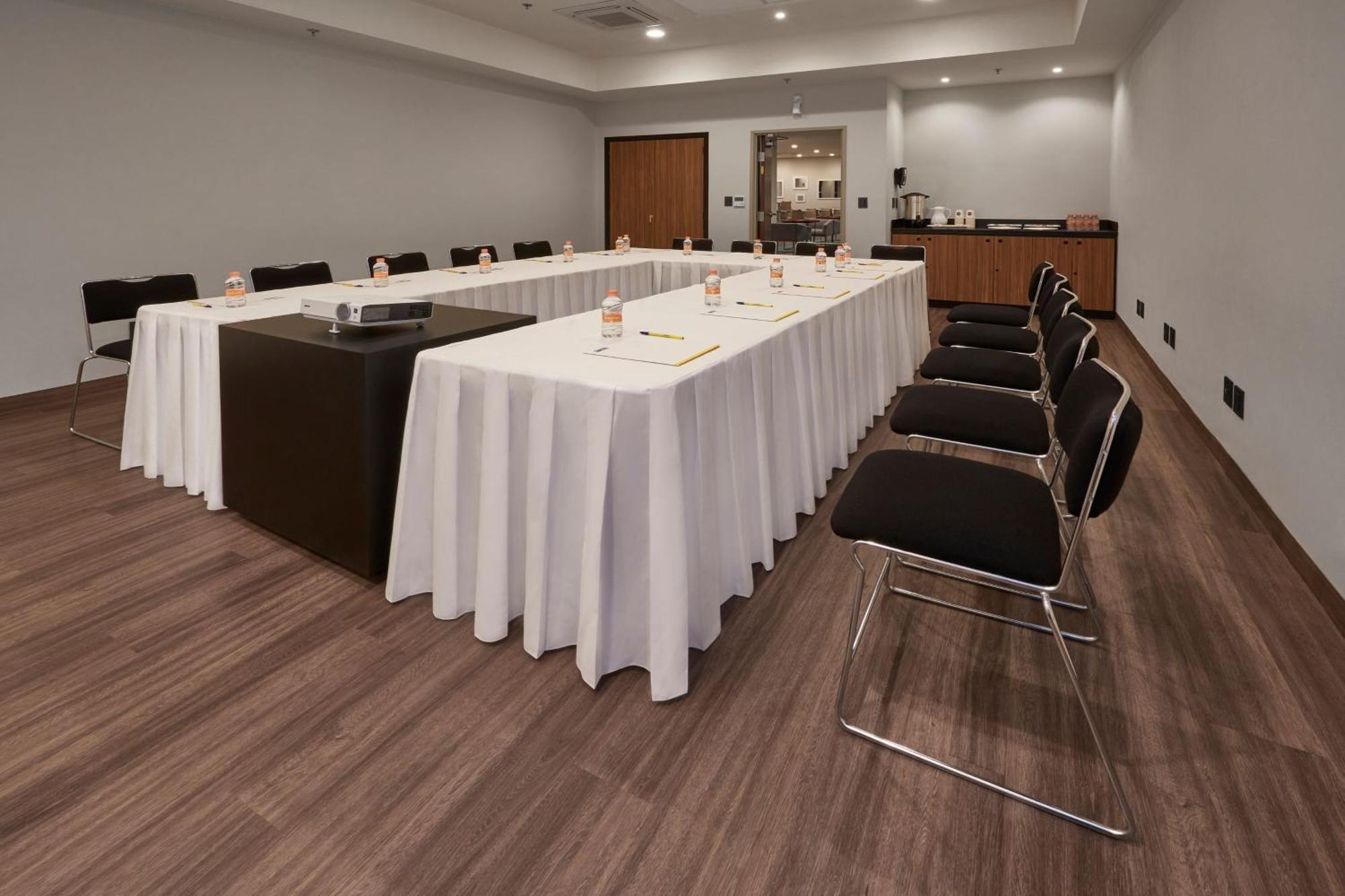 Hotel City Express By Marriott La Raza
