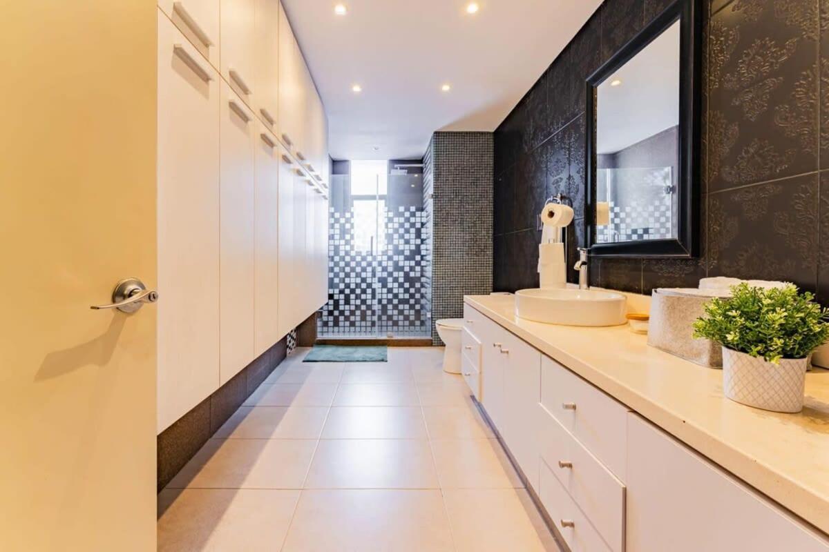 Family Friendly Roma 247 Security Parking Holiday home