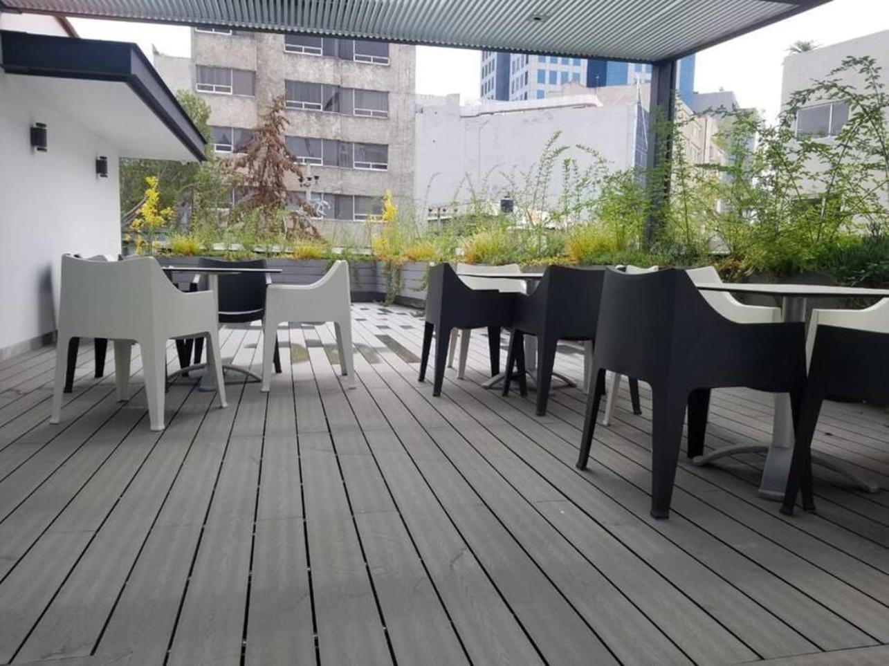 Spacious Urban Retreatwork & Play In Apartment