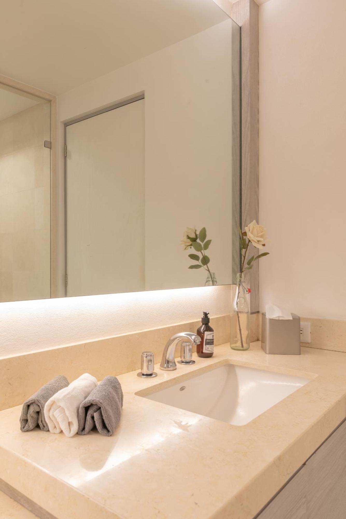 Spacious Urban Retreatwork & Play In