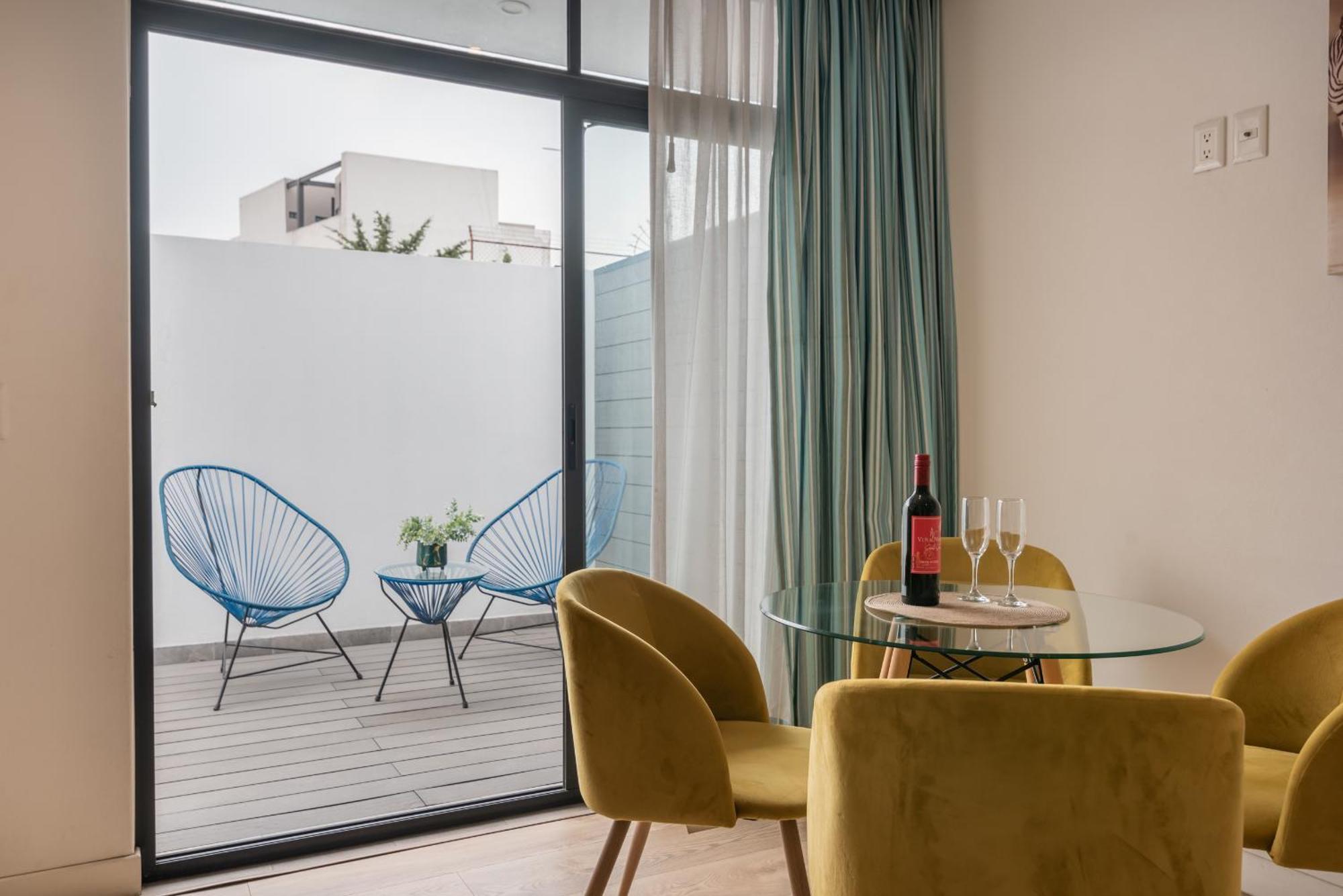 Spacious Urban Retreatwork & Play In Apartment Mexico City