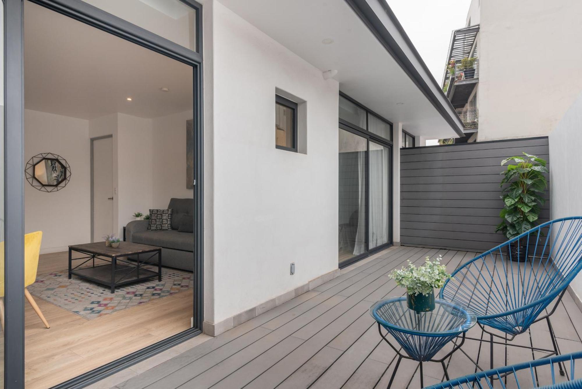 Spacious Urban Retreatwork & Play In