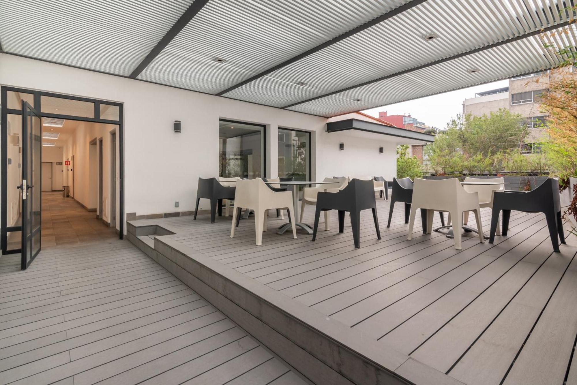 Spacious Urban Retreatwork & Play In *