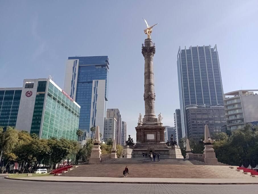Por Reforma 222 Y Bolsa Mexicana Valores * México DF