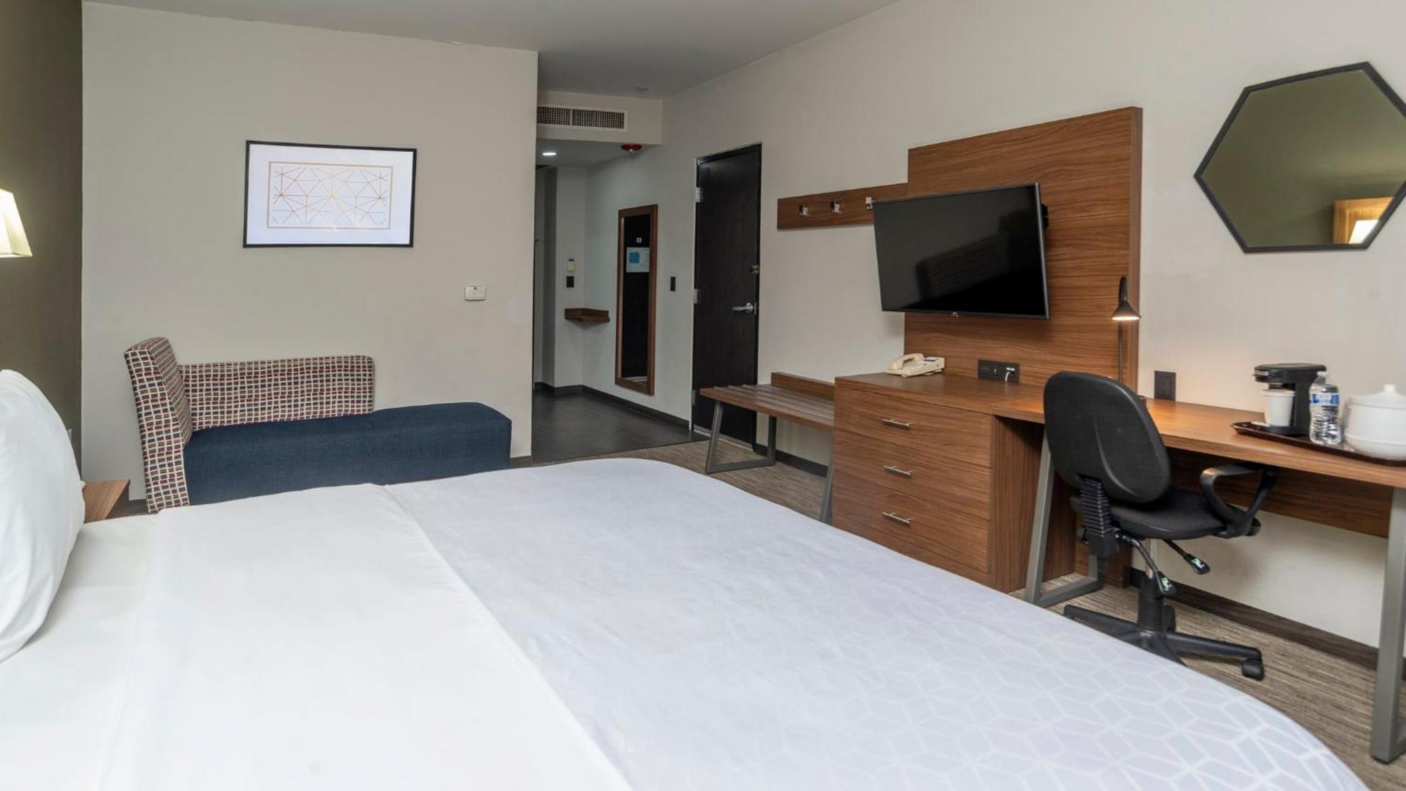 Express Santa Fe By Ihg Hotel 4*