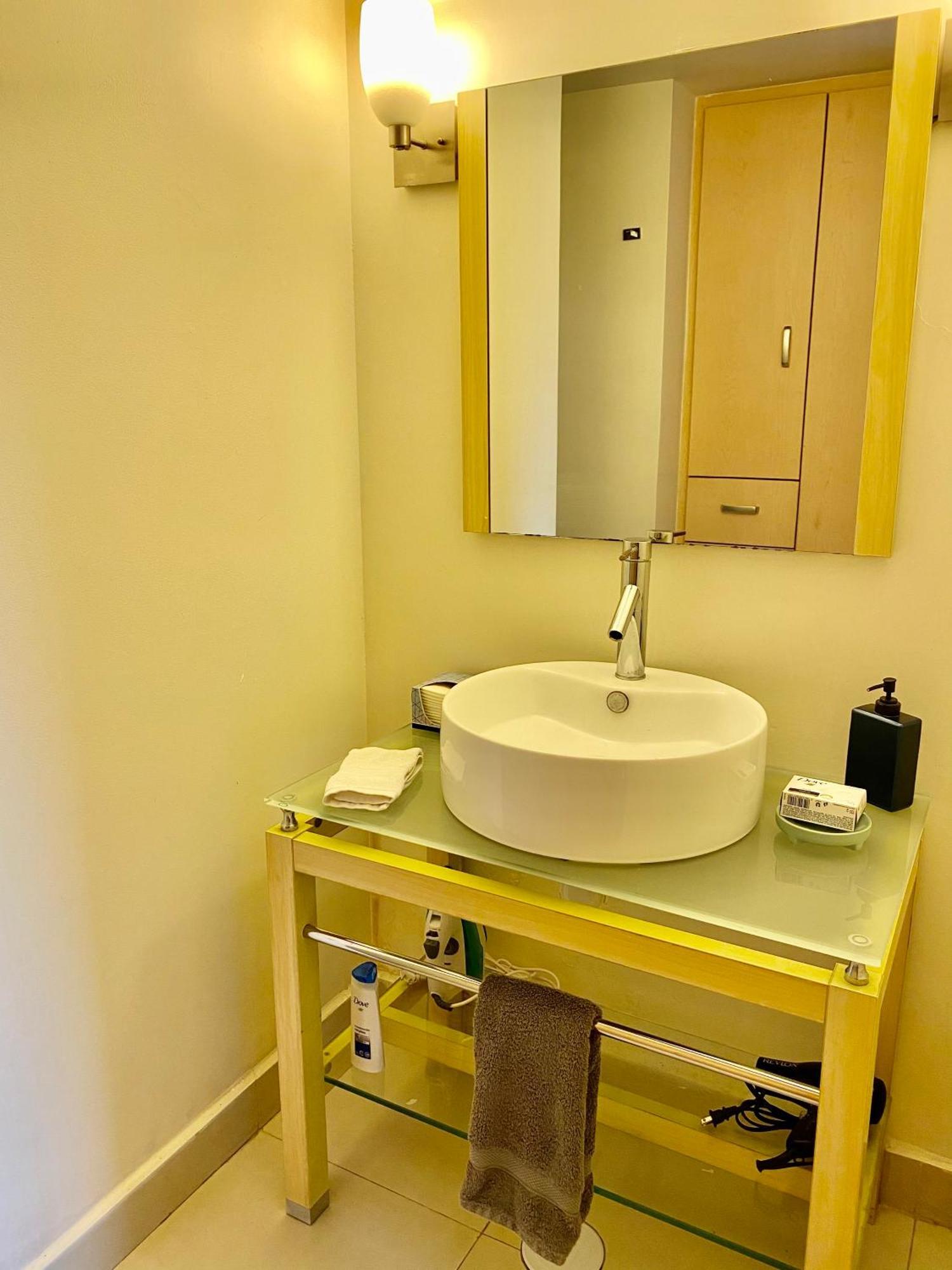 B104 - 1br - 1bth Apartment *