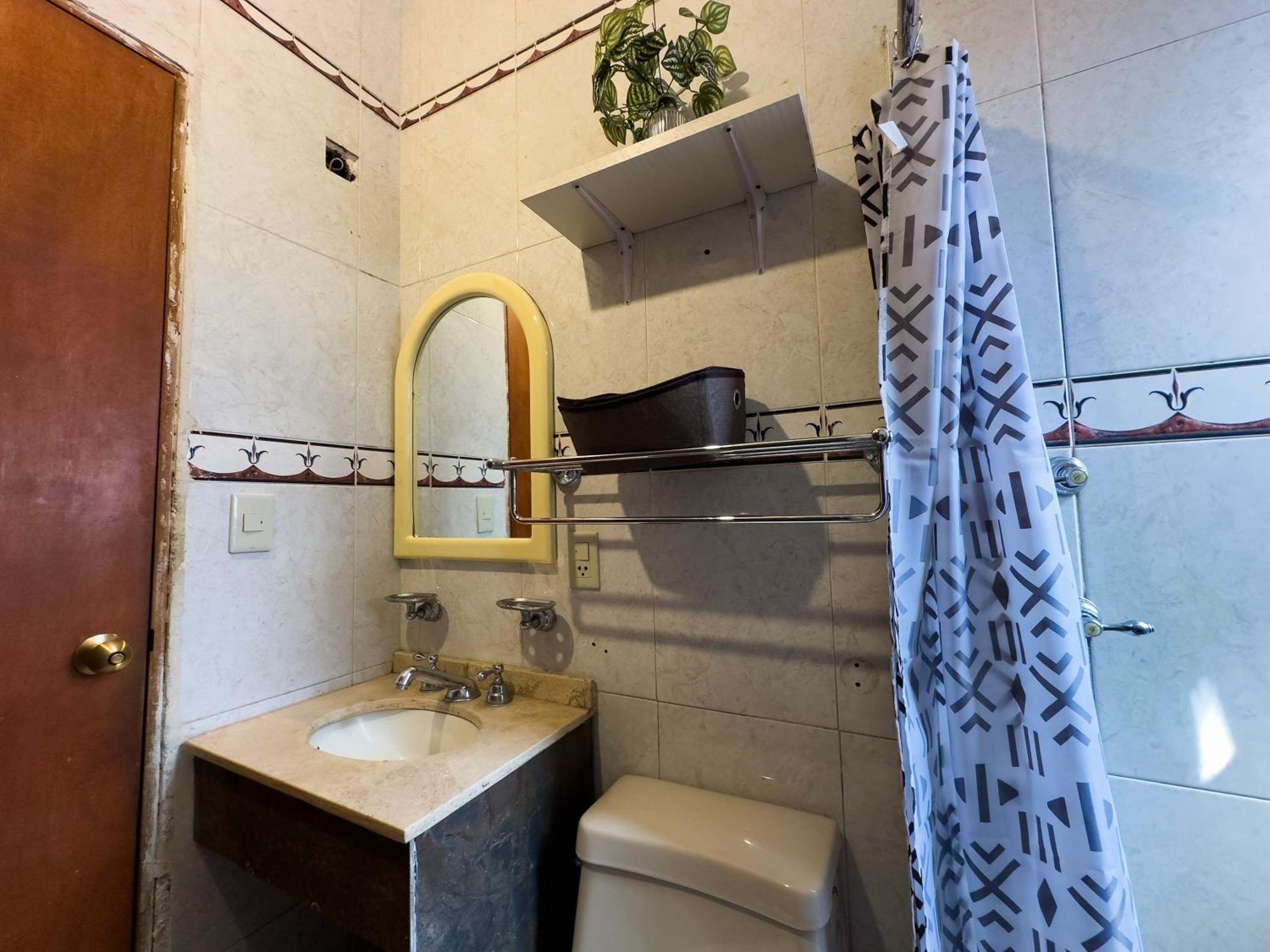 Excellent Location Wide House 5 Bedroom Roma Sur