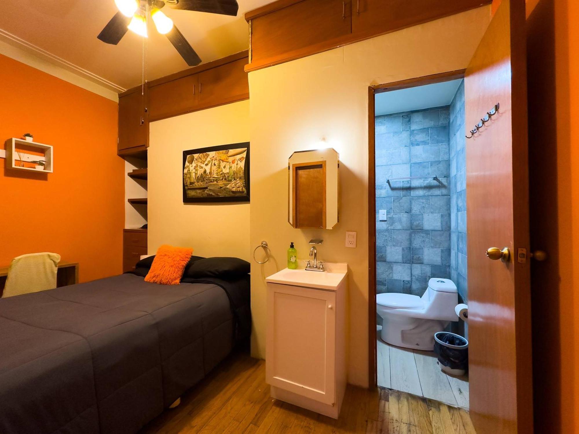 Excellent Location Wide House 5 Bedroom Roma Sur