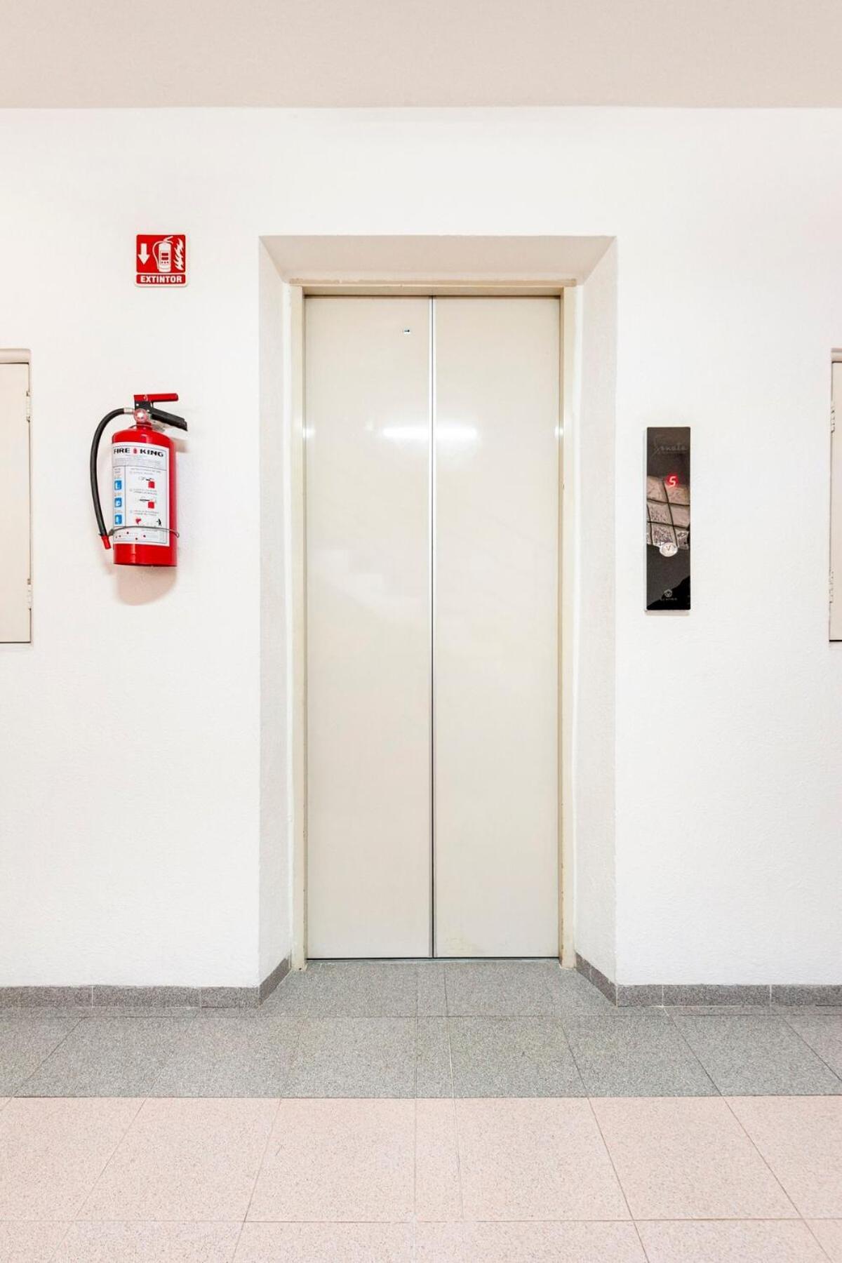 Apartment Spacious Located Very Close To Wtc *