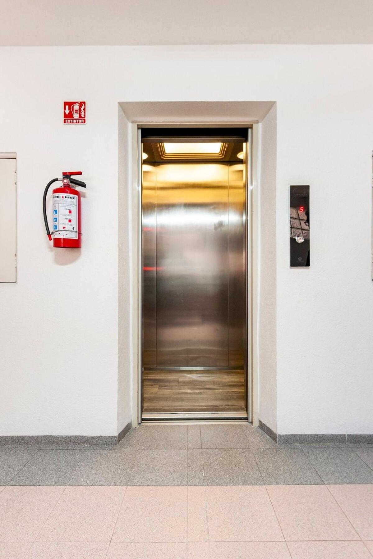 Spacious Located Very Close To Wtc *
