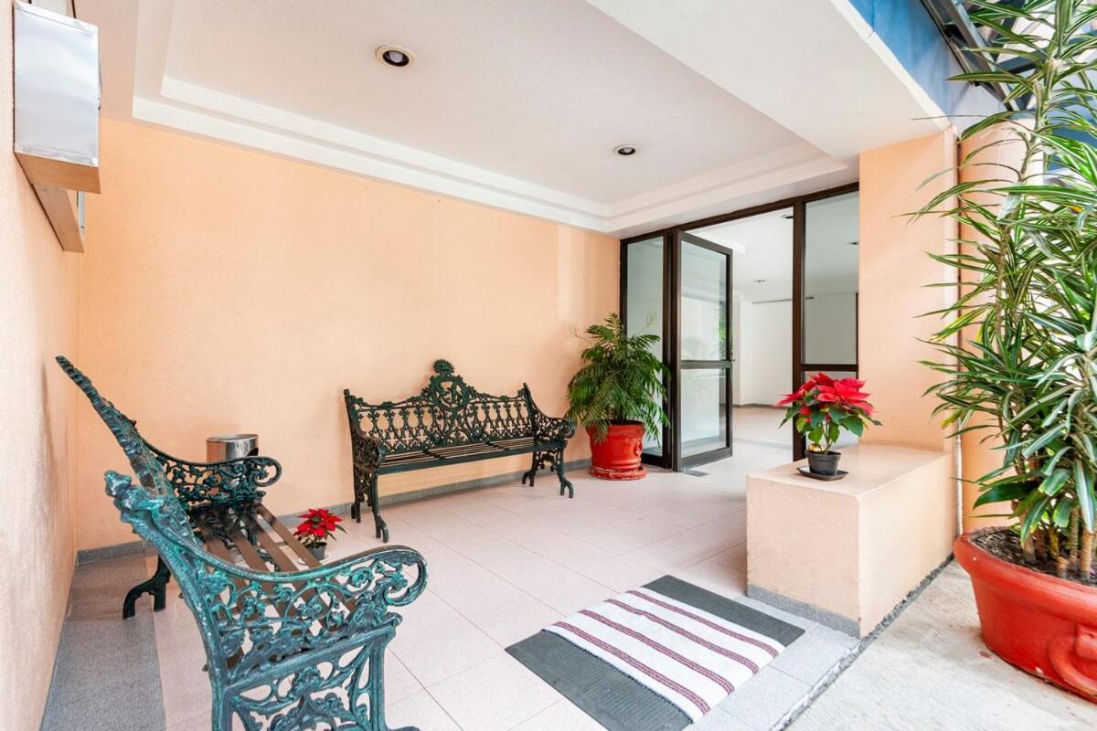 Apartment Spacious Located Very Close To Wtc *